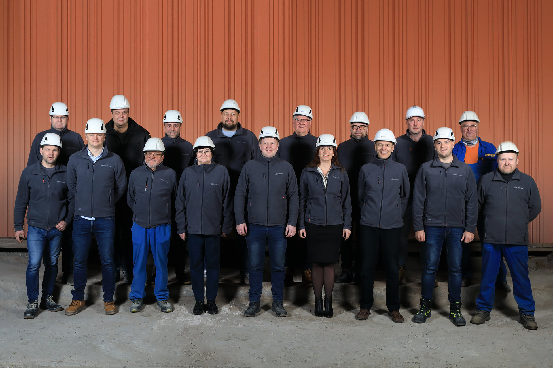 Betoneksi meeskond tehase ees